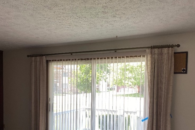 Sala de estar que conduce al patio - 315 S Bloomington St Unidad 5