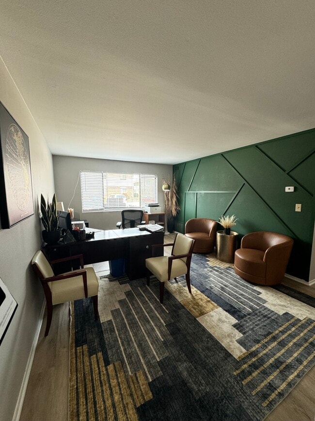 Photo - Sunburst Apartments