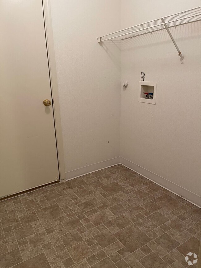Building Photo - $2100-3Bedroom 2bath with RV PARKING Rental