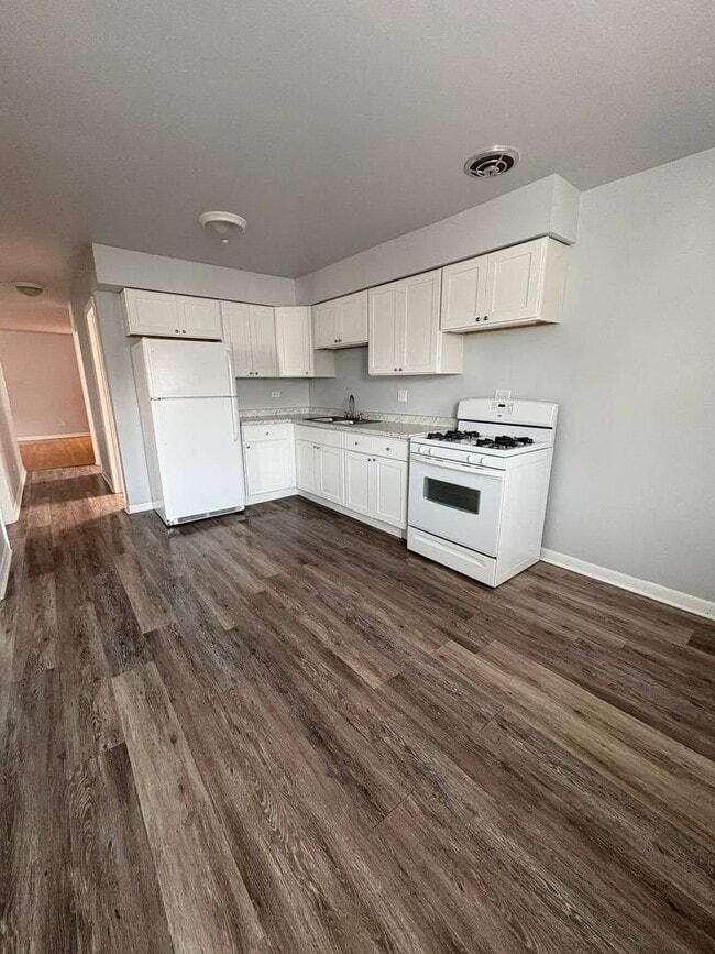 Building Photo - 8827 W Grand Ave Unit 2R