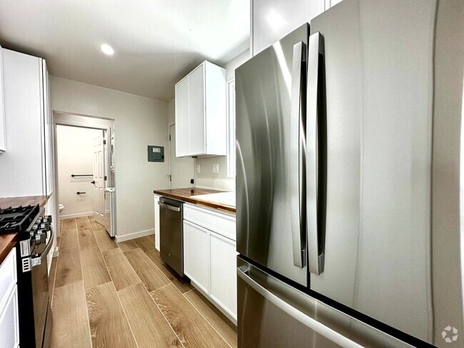 Building Photo - 2302-2306 N Frederic St Unit 2304 N Frederic St Rental