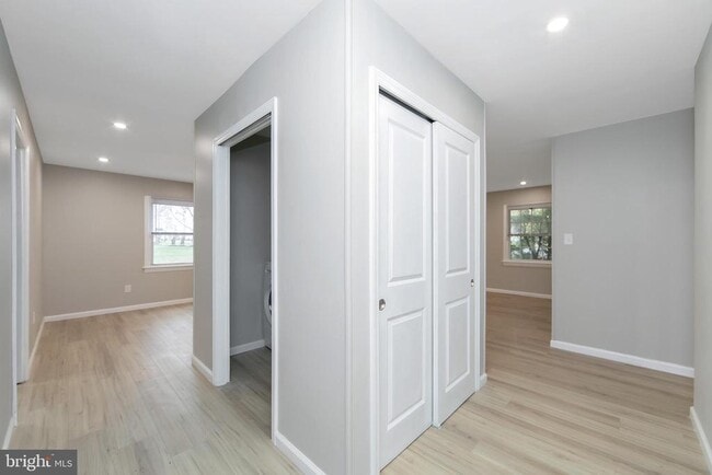 Building Photo - 2 S Sunset Rd