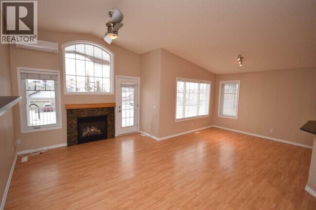 Photo - 168 Royal Birch Mt NW