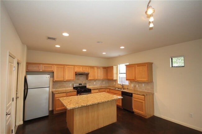 Photo - 1300 Chicon St