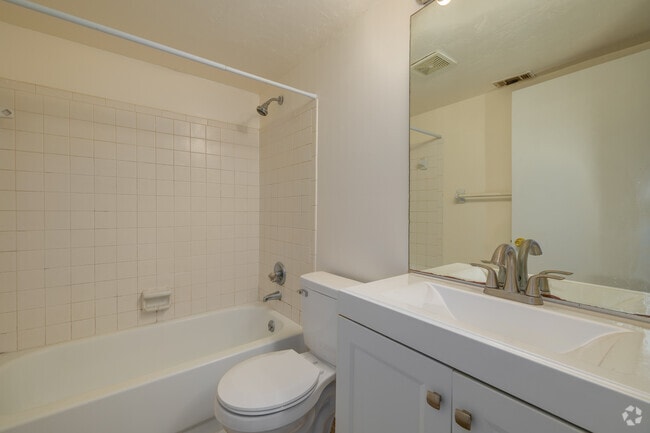 1BR, 1BA - 603SF - Bathroom - 6816 SW 4th Pl