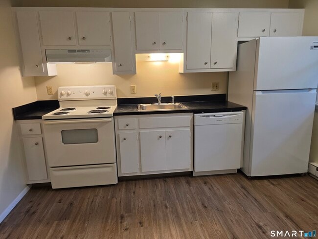 Building Photo - 100 Hickory St Unit J