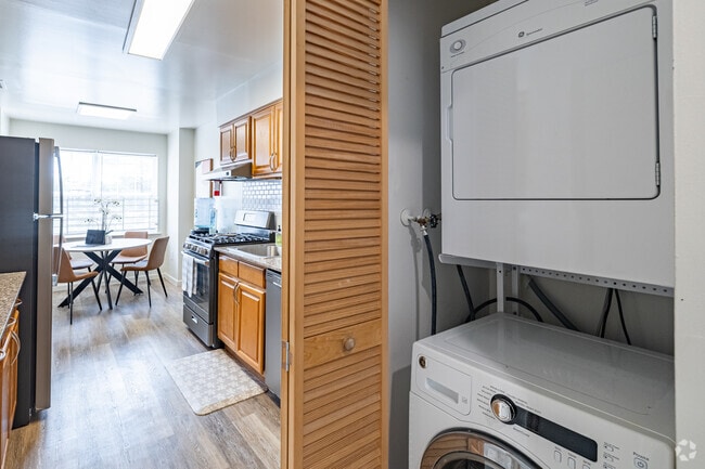 2BR, 2BA - 1,150SF - Laundry