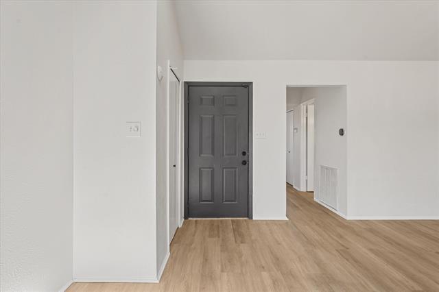 Photo - 4461 Chapman St