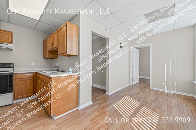 Photo - 412 Grand River Ave