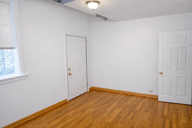 Photo - 1934 E 74th St Unidad GDN