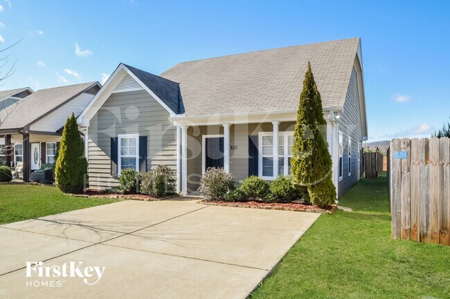 Photo - 810 Hawthorn Ln