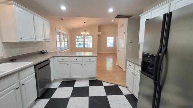 Photo - Bright and spacious 3BR/2ba in Lindley Park!