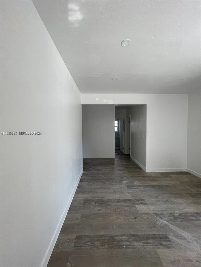 Photo - 7600 Dickens Ave Unidad 3