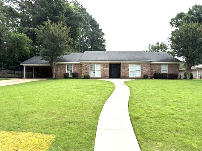 Building Photo - 4 bedroom 2 bath house in Woodridge available August 1st!