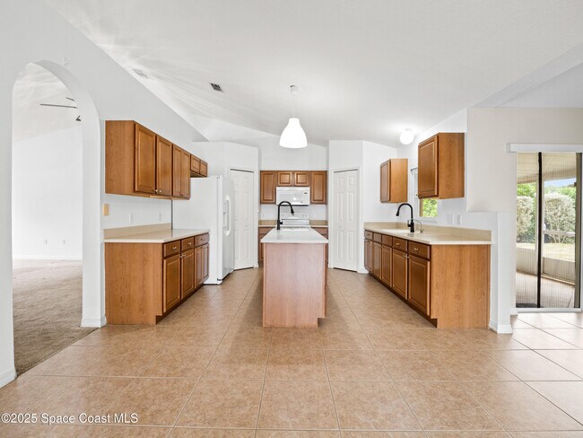 Photo - 380 Courtney St