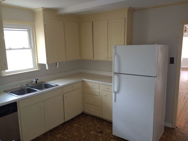 Photo - 3 Bedroom  2 Bath Home - Convenient Location