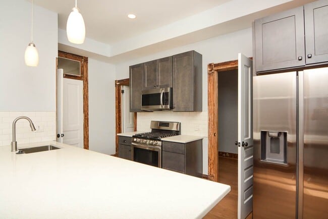 Building Photo - 921 N Winchester Ave Unit J06P