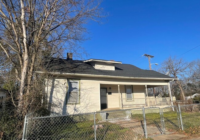 Come take a look at this renovated 3 bedro... - Come take a look at this renovated 3 bedro... House