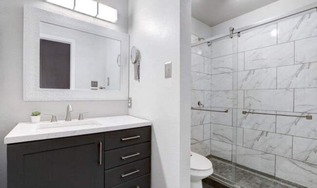 Full Bathroom - 11610 Vance Jackson Unit 111