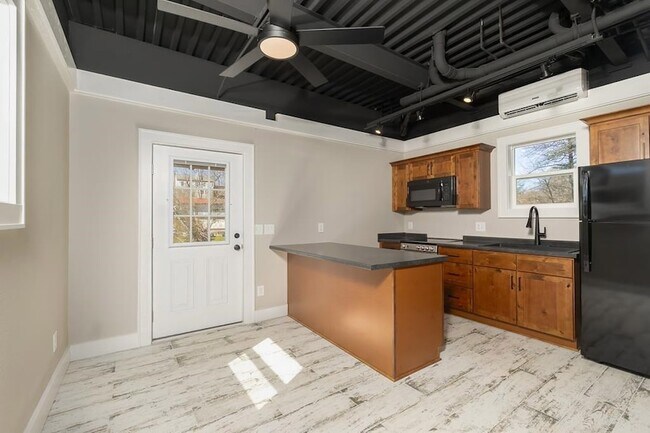 Photo - 138 Sloan St