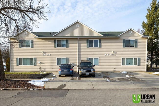 Great 4bd/2bth, nice location - Great 4bd/2bth, nice location Townhome