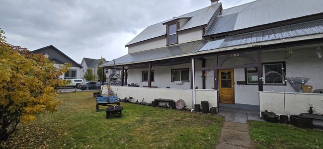 Building Photo - 502-502 2 St W