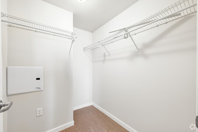 2BR, 1BA - 860SF - Walk In Closet