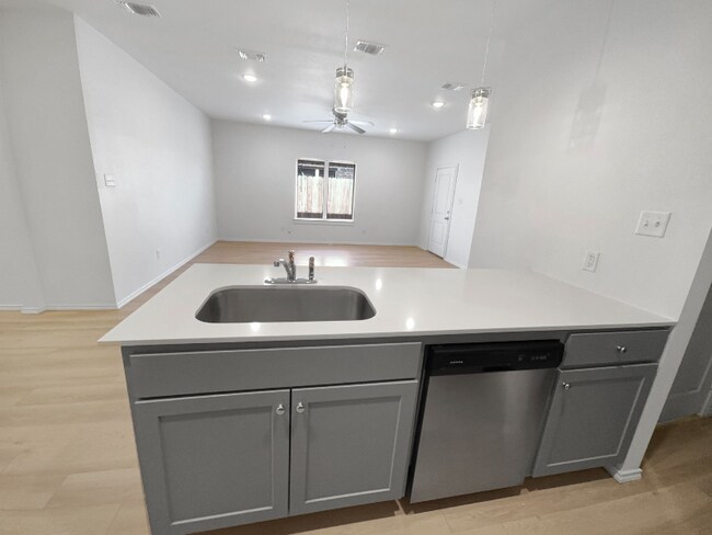 Photo - 5537 Itasca St