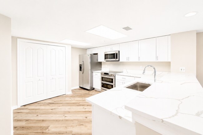 Photo - Elegance and Beachfront Living Unit 1904
