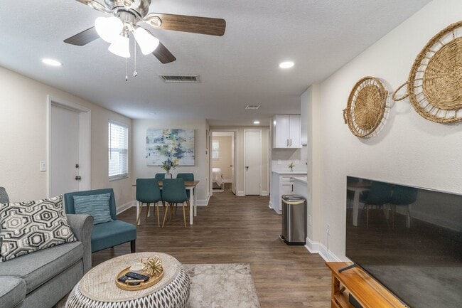Photo - BEAUTIFUL UNIT JUST 5 MINUTE WALK TO DOWNTOWN