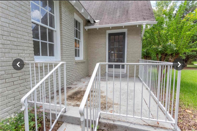 Photo - 2405 College St