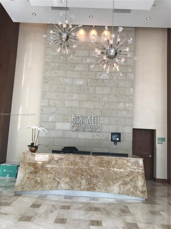 Building Photo - 31 SE 5th St Unit 405