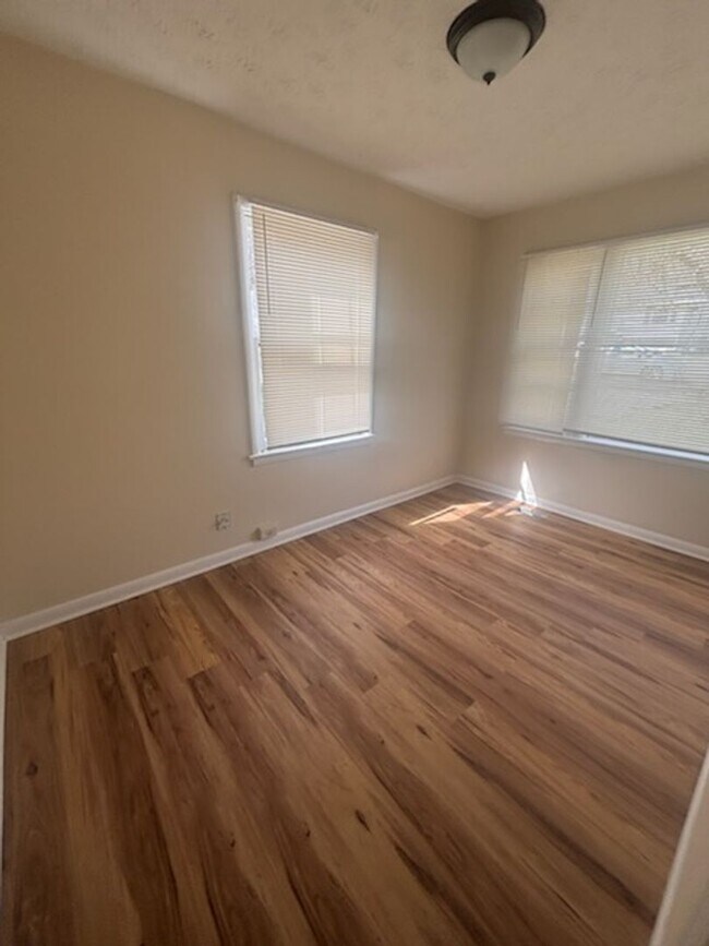 Photo - Knoxville 37915 - 2 bedroom 2 bath - call Howard Grower 865-705-0969