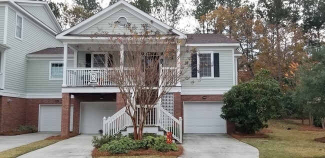 Building Photo - Beautiful Town-home in much sought after S...