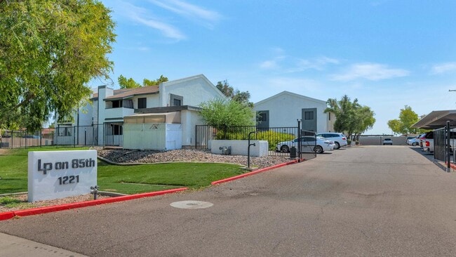 1221 N 85th Pl