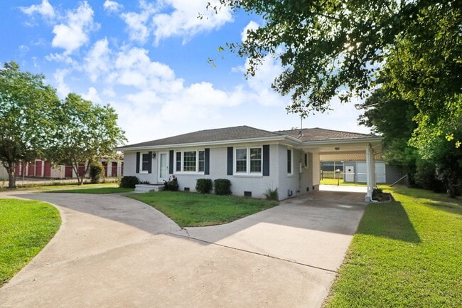 Photo - RENOVATED 2 BR, 1.5 BA W/ DETACHED GARAGE/ STORAGE - PIKEVILLE SCHOOLS