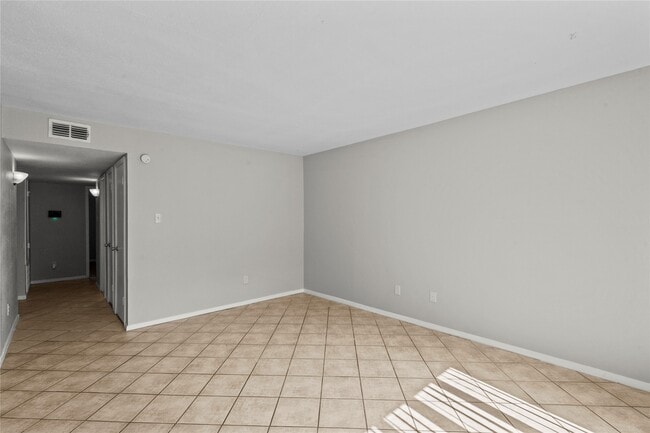 Building Photo - 2202 16th Ave N Unit 5