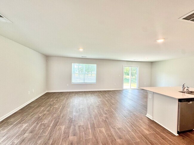 Photo - **$1000 off first months rent with acceptable credit and application**Available NOW!! 4 bedroom 2...