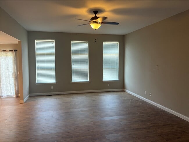 Photo - 627 Gandalf Ln