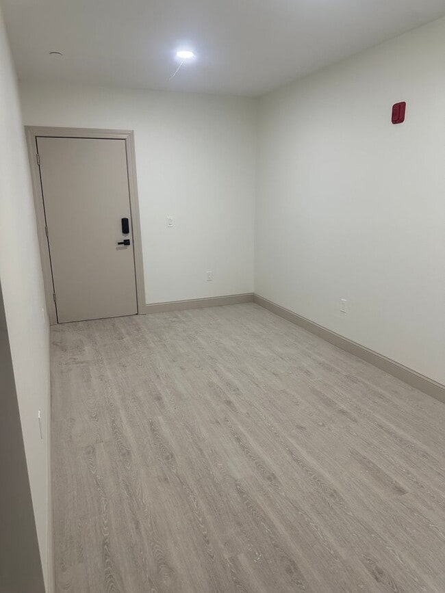 Photo - Beautifully Renovated 1 Bedroom Apartment Unidad 102