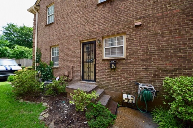 Building Photo - Gated 3 Bedroom, 2 Bathroom Near Chickasaw Gardens Unit 3