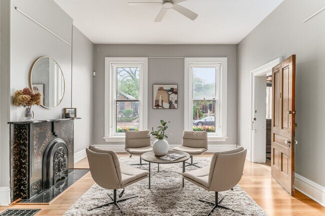 Primer piso, 2 habitaciones, sala frontal convertida en oficina - 551 S 3rd St