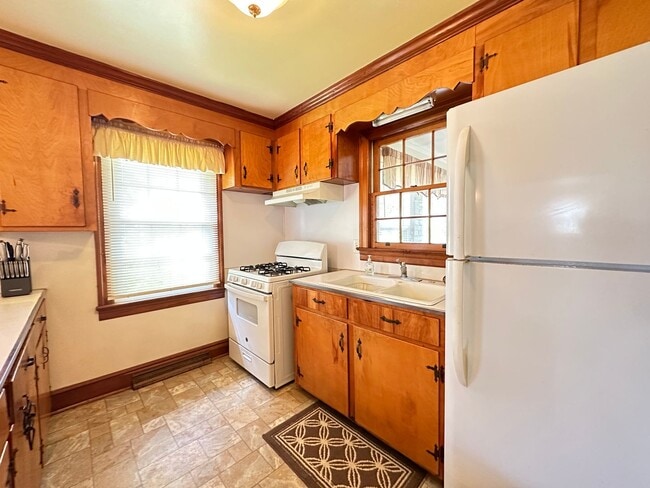 Photo - Fully Furnished/Inclusive 2 Bedroom/1 Bathroom Rancher For Rent