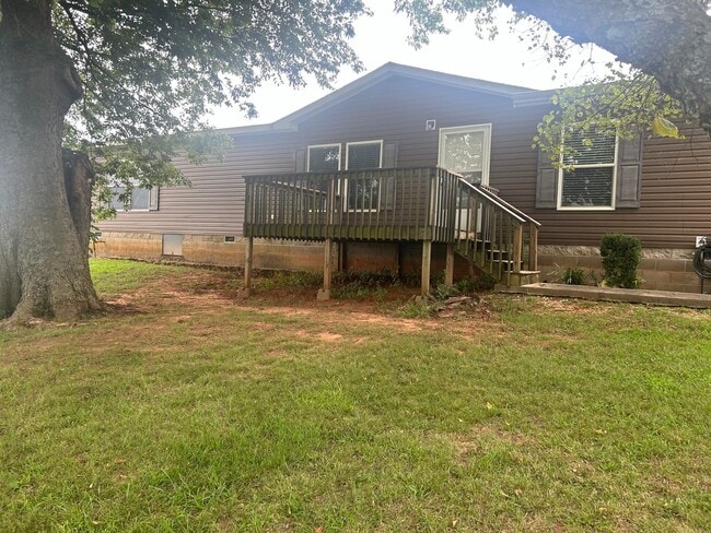 Building Photo - Nice 4 bedroom, 2 bath home with beautiful...
