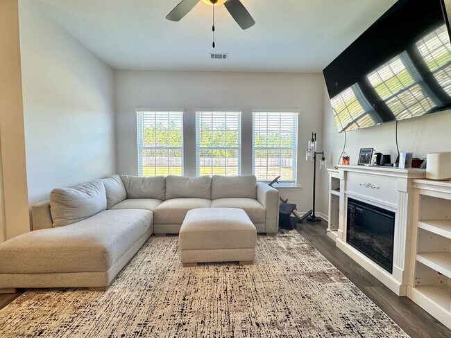 Photo - AVAILABLE NOW! [PET FRIENDLY]