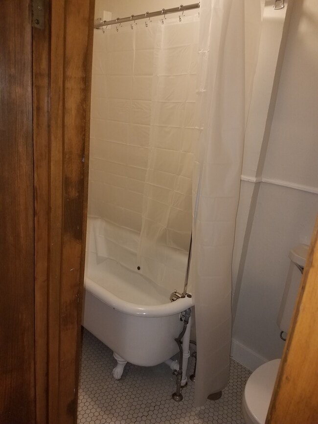 Unit 34 Clawfoot Tub