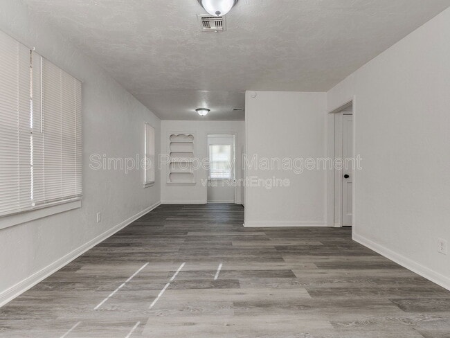 Photo - 405 E Northrup Dr