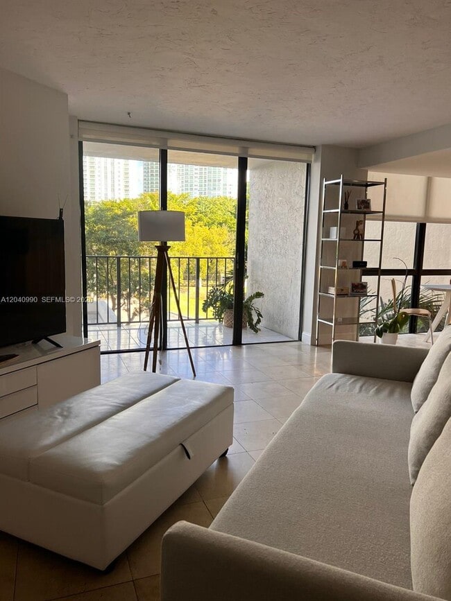 Photo - 18181 NE 31st Ct Unidad 305
