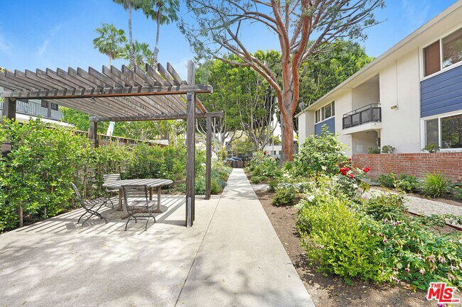 Photo - 1219 N Crescent Heights Blvd Unidad B