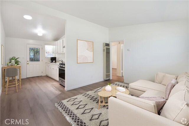 Building Photo - 247 E 18th St Rental